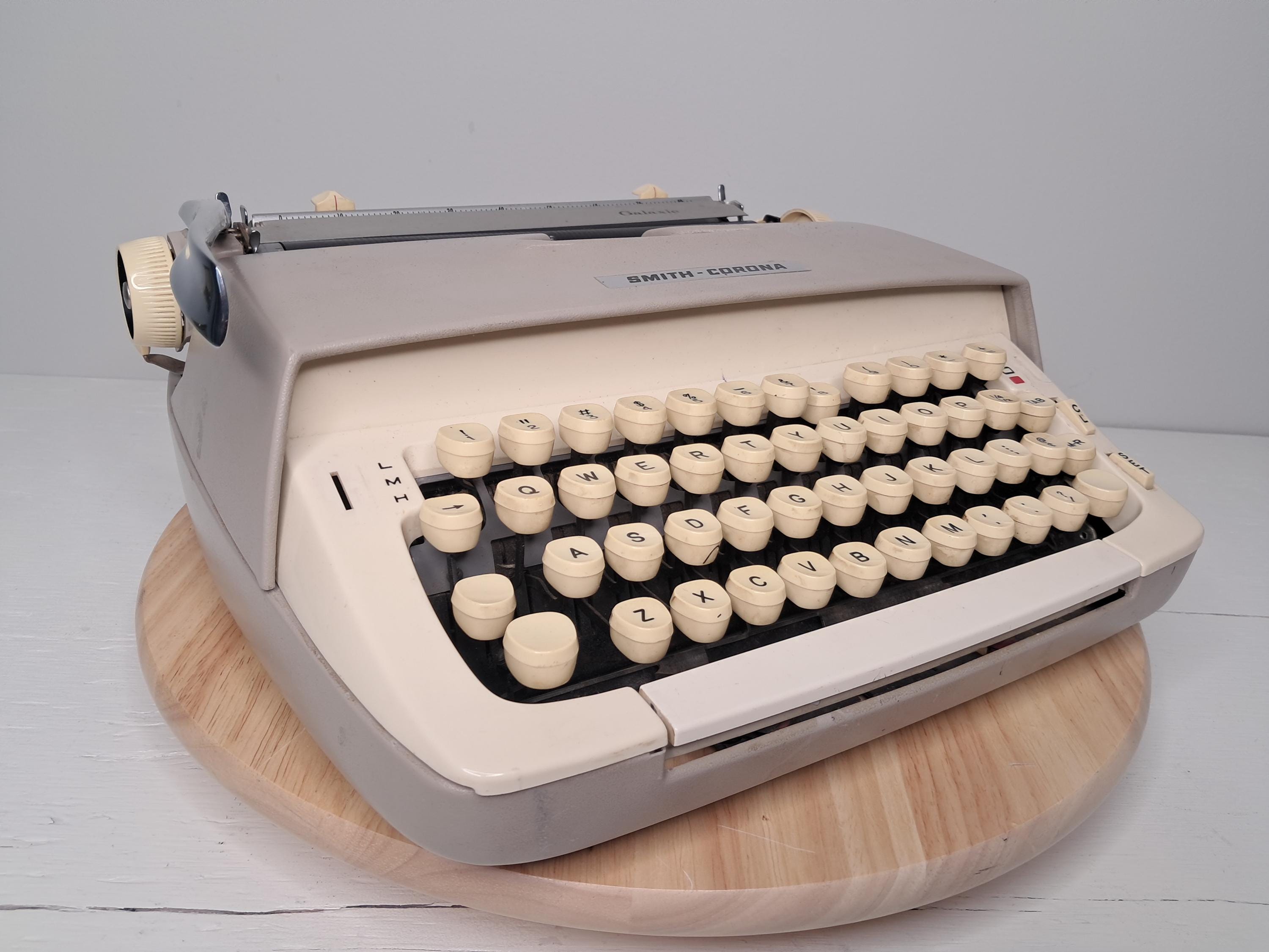 Smith-Corona Galaxie タイプライター 本体 ケース付 1959 Smith-Corona Galaxie (Mostly) Working Typewriter & Case