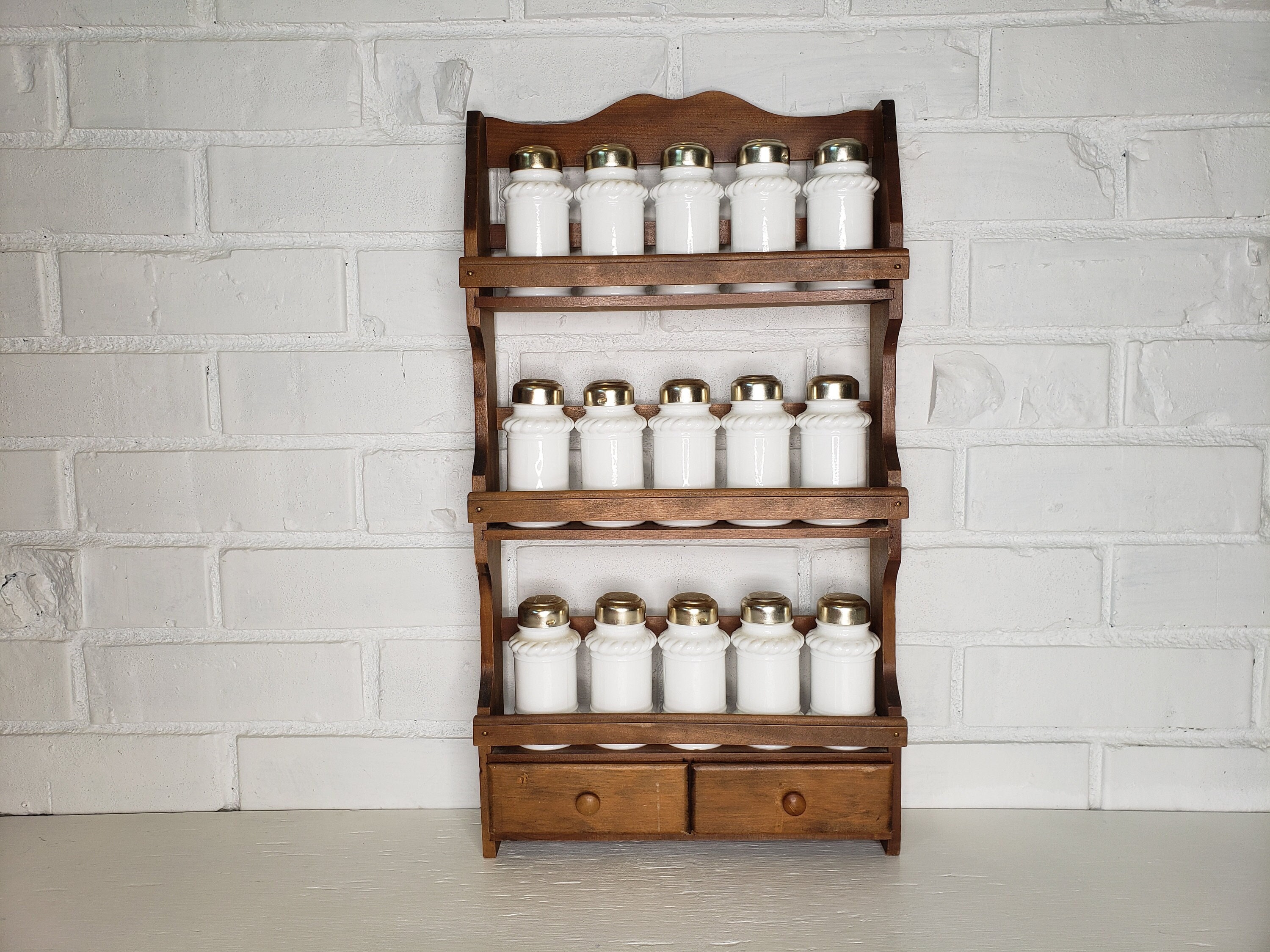 Rustic Spice Rack with Custom Labeled Jars -  España