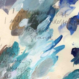 Op de afbeelding: Abstracte schildering met blauwe, groene en bruine verfspatten op een crèmekleurige achtergrond. De tekst "I understand that I will but I will stand." is geschreven in zwarte inkt.