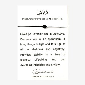Puede incluir: Pulsera de piedra de lava negra con un cordón negro y las palabras "LAVA", "STRENGTH", "COURAGE", "CALMING" y "Gminimal HANDMADE JEWELRY".
