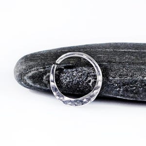 Anneau de septum martelé - cerceau de nez en argent sterling - bijoux de septum bohème - options de 20 g, 18 g, 16 g et 14 g - accessoire de piercing au septum unique