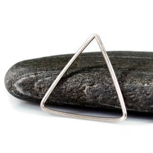 Anello del setto triangolare. Cerchio triangolo d'argento. Anello naso triangolare. Orecchino infinito. Orecchino singolo. Daith Rook Cartilagine Hoop. Orecchini da uomo.