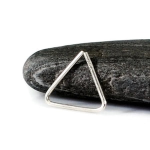Driehoek Septum Ring. 10mm Zilveren Driehoek Hoepel. Driehoekige neusring. Eindeloze oorbel. Enkele oorbel. Daith Rook Kraakbeen Hoepel. Mannen Oorbel