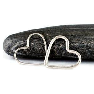 Oorring met open hart van 10 mm. Daith hart hoepel. Eindeloze hoepel. Zilveren harttragus. Kraakbeenoorbel. Tragus hoepel. Torenpiercing. Minimalistisch