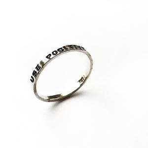 Anillo apilable personalizable con citas positivas: anillo con mensaje de plata esterlina de 2 mm: regalo único para ella, la palabra que elijas