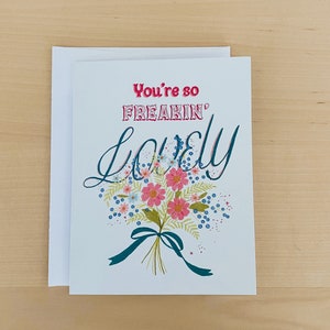 Sei così dannatamente adorabile con il biglietto d'auguri Love Romance con bouquet illustrato da 4,25 pollici per 5,5 pollici