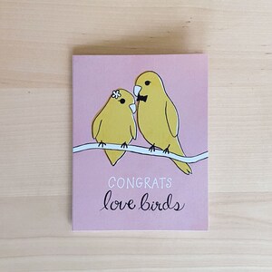 Gefeliciteerd tortelduifjes trouwkaart | Moderne illustraties uit het midden van de eeuw | Door kunstenaar ontworpen geïllustreerde kaarten | 4,25 x 5,5 inch, set van 5 of 1 inch