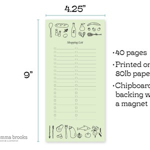 Op de afbeelding: Een groene boodschappenlijst-notitieboekje met een kartonnen rug en een magneet. Het notitieboekje heeft 40 pagina's en is gedrukt op 80 lb papier. Het notitieboekje is 23 cm hoog en 11 cm breed. Het notitieboekje heeft een verscheidenheid aan illustraties van voedingsmiddelen op de voor- en achterkant.