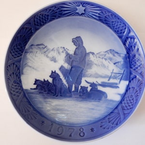 Royal Copenhagen Christmas 1978 Plate Jul Platter Greenland Scenery Sled & Dogs in snow Denmark Danish Blue