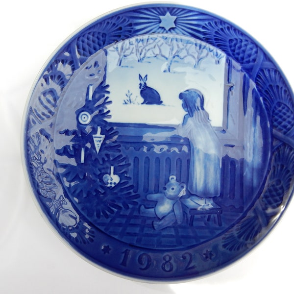 Royal Copenhagen Weihnachten 1982 Teller Jul Platten 'Warten auf Weihnachten' Dänemark Dänisch Blau Mädchen im Fenster mit Hase