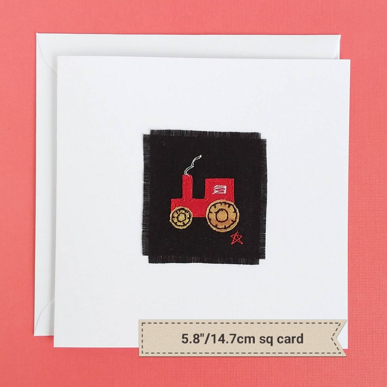 Puede incluir: Un tractor rojo con ruedas amarillas est&aacute; bordado en un cuadrado de tela negra. El cuadrado est&aacute; montado en una tarjeta blanca con el texto "5.8"/14,7 cm tarjeta cuadrada.