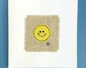 Tarjeta de felicitación con emoji sonriente. Divertida tarjeta de cumpleaños para niños y adultos. Interior en blanco.