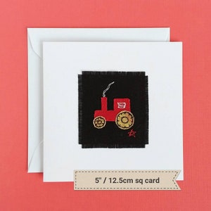 Puede incluir: Una tarjeta cuadrada negra con un tractor rojo bordado y una estrella dorada. La tarjeta mide 12,5 cm de lado.