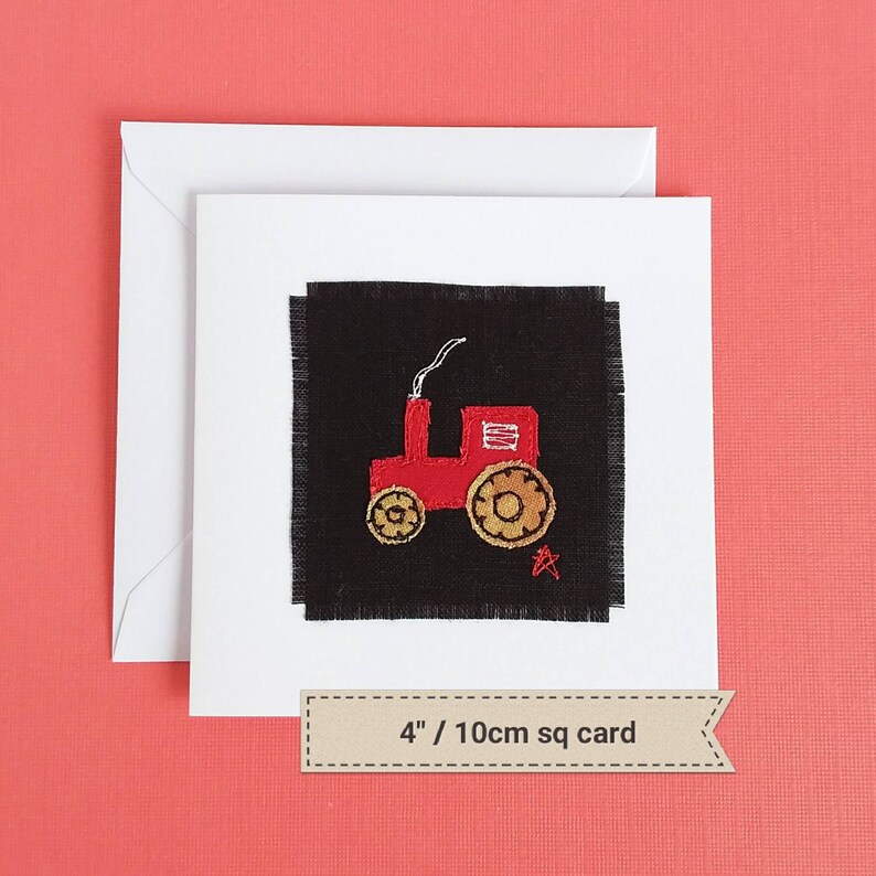 Puede incluir: Un tractor rojo bordado en un cuadrado de tela negra, montado en una tarjeta blanca con una etiqueta marr&oacute;n que dice "4"/ 10cm sq card".