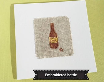Tarjeta de felicitación para amantes de la cerveza. Con diseño de botella de cerveza bordada. Interior en blanco.