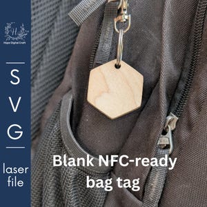 Puede incluir: Una etiqueta de bolsa NFC en blanco, de color claro y forma hexagonal, sujeta a una mochila con un llavero metálico. La etiqueta es de madera y está lista para personalizarse. También se ve el texto "Blank NFC-ready bag tag".