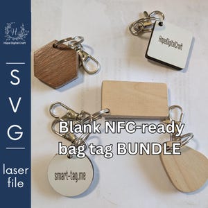Puede incluir: Un conjunto de etiquetas de equipaje en blanco listas para NFC en varias formas, incluyendo un hexágono, un rectángulo, un círculo y una lágrima. Cada etiqueta está unida a un clip de llavero de color plateado. Se muestra el texto "Blank NFC-ready bag tag BUNDLE".