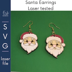 Puede incluir: Pendientes de madera de Papá Noel con ganchos dorados. Los pendientes presentan la cara de Papá Noel con gorro rojo, barba blanca y mejillas rosadas. El texto "Santa Earrings Laser tested" es visible.