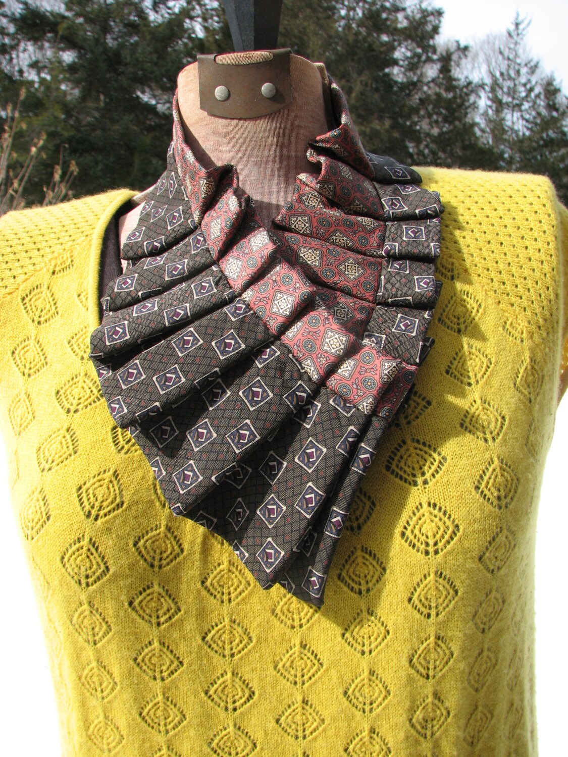necktie collar