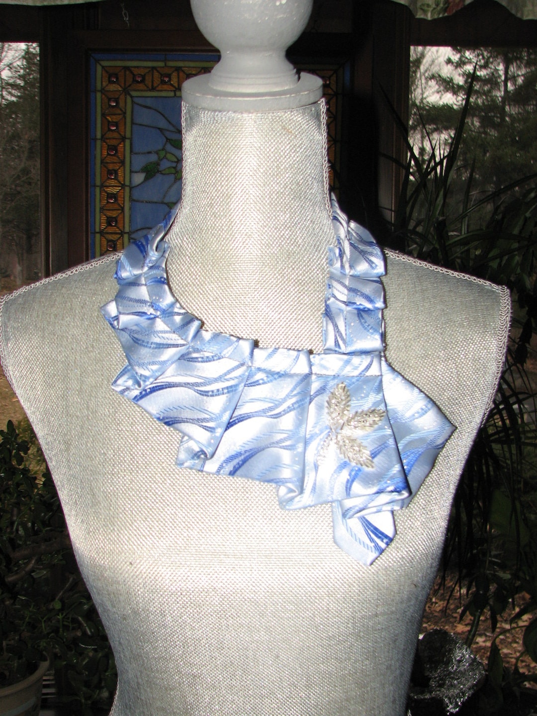 necktie collar