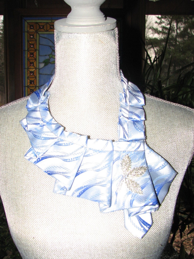 necktie collar