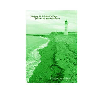 Op de afbeelding: Een groen getinte foto van een vuurtoren op een rotsachtig strand met de tekst "Happy St. Patrick's Day! from the Irish Riviera" en "Photos by Aileen" onderaan.