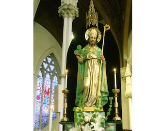 Carte pour la Saint-Patrick : statue de trèfle, photo de la cathédrale