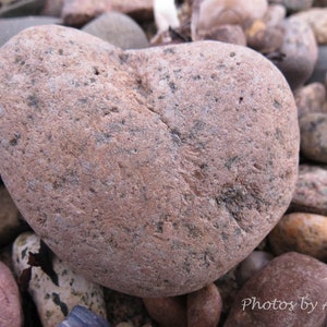 cartão com foto de rock em forma de coração de praia - Scituate, cartão de rock com coração de casamento, cartão de rock com coração de aniversário, pedras com coração