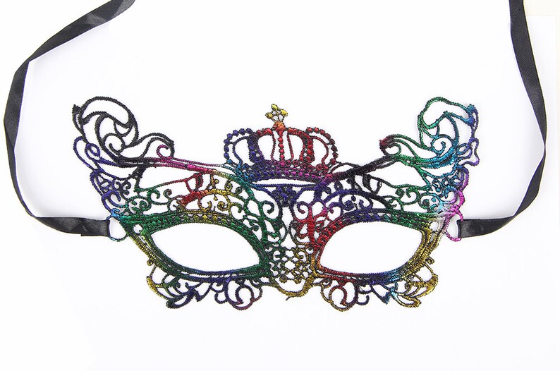 Блэк маскарад рейнбоу картинки. Маска радуга. Маска венецианская. Rainbow black masquerade обложка. Девушка в карнавальной маске.