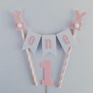 Mancher Hase ist ein Tortenknauf. Etwas Hase ist ein Torten topper. Ostern Cake Topper. Cake Topper. Cake Bunting. Eine Heute Cake Topper. Häschen