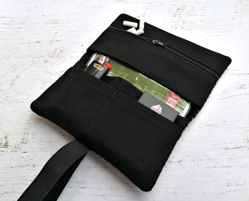 Tabaktasche bedruckt Blätter oliv braun mit Gummiband rumpelstein Bild 5