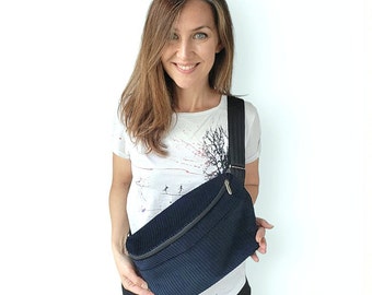 Dark blue bum bag made of wide cord - stylish and practical!