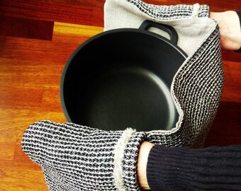 Potholder for two hands, padded linen double oven glove