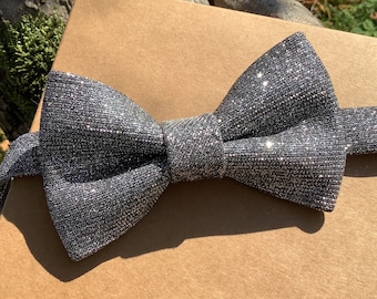Silver glitter bow tie, fashion statement bowtie, new year’s and holiday dress, wedding groom accessories, shimmer glittery pretied bow tie