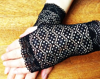 Black lace fingerless gloves, honeycomb pattern, steampunk style