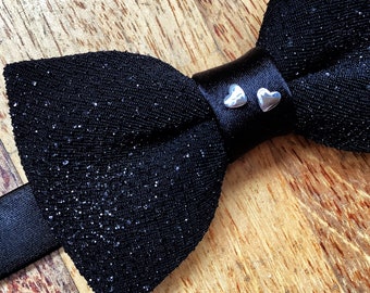 Black glitter bow tie for men, with heart shaped beads, gemstone imitation, adjustable neck size, pretied