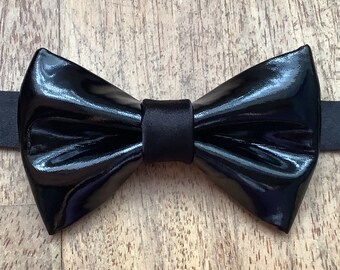 Latex bow tie, black, pretied, adjustable neck size