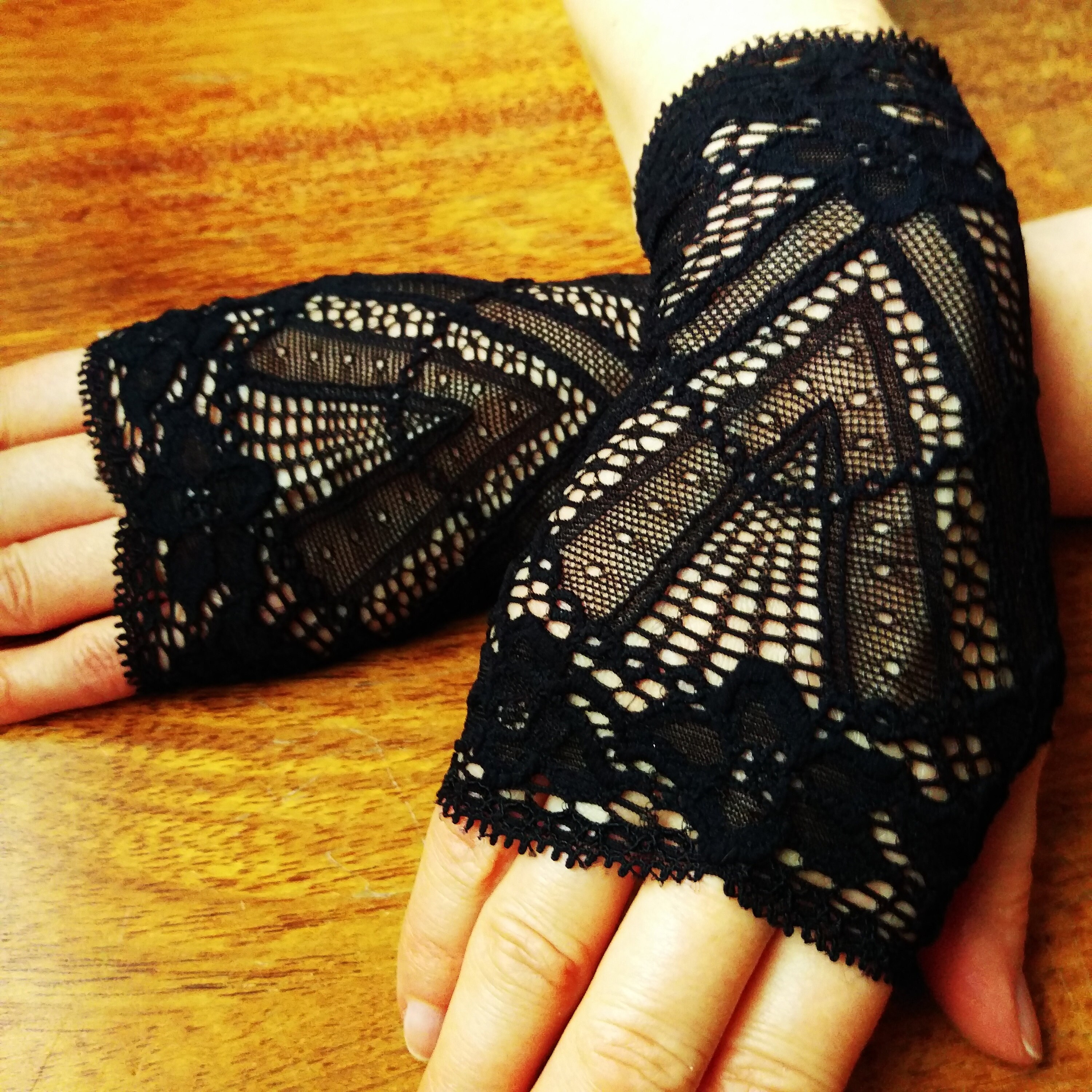 Black lace victorian fingerless gloves - Crealandia