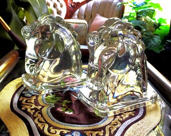 Ensemble vintage de 2 serre-livres en verre de style fédéral représentant des têtes de cheval, décoration Art déco équestre pour la maison