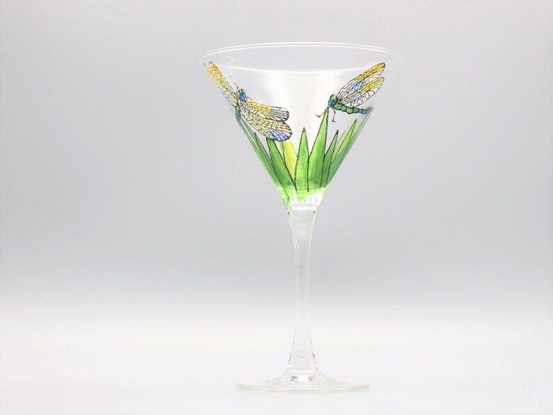 Vidrio Martini de libélula pintado, vidrio de martini pintado, diseño de libélula intrincada, regalo de amante de la libélula, regalos de libélula imagen 1