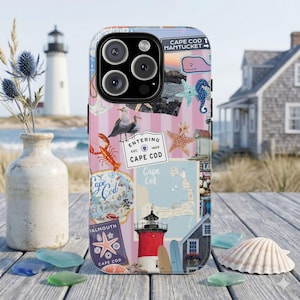 Puede incluir: Una funda para teléfono con un collage de imágenes de Cape Cod, que incluye un mapa, un faro rojo y blanco, una langosta, gaviotas, una estrella de mar, una ballena y letreros que dicen Entering Cape Cod y Cape Cod Nantucket sobre un fondo rosa.