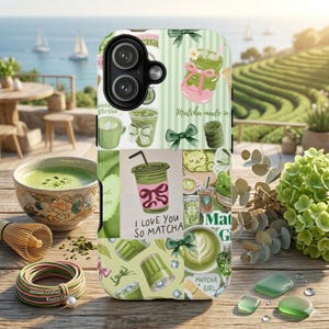 Puede incluir: Una funda de teléfono con un collage temático de matcha. El diseño incluye bebidas de matcha verdes, lazos y el texto "I Love You So Matcha". La funda está sobre una mesa de madera con matcha y accesorios.