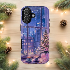 Op de afbeelding: Telefoonhoesje met een winterse nachtscène. Het ontwerp toont een raam met uitzicht op een stad, een kerstboom en kopjes thee. De hoes is donkerblauw met zwarte details. Gezellige kerstsfeer.