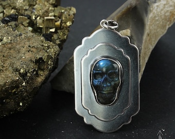 Skull pendant with a blue labradorite - Handmade C0442