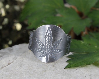 Green medicine collection, Hemp leaf adjustable ring - Handmade B0145