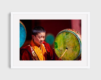 Monje tibetano con tambor, estampado tibetano, arte mural budista, fotografía de viajes, retrato, regalo consciente, decoración del hogar, Asia, colorido