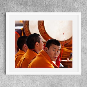 Bodh Gaya print, boeddhistische monniken, India, Tibetaans portret, drums, fine art print, reisfotografie, muziek, home decor, kunst aan de muur