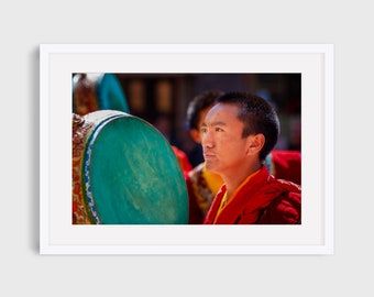 Impresión de retrato del Tíbet, monje budista, tambor, rojo, turquesa, foto colorida, fotografía de viajes, decoración del hogar, arte de la pared de meditación, decoración asiática