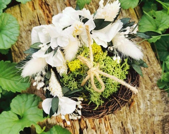 Porte alliance nid nature woodland "Isidore" hortensias blanc,  fleurs séchées et stabilisées ivoire et eucalyptus