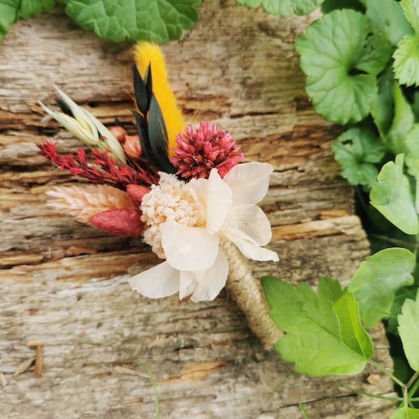 Boutonnière marié et témoins "Maeve" fleurs séchées, végétaux et fougères stabilisés framboise orange mango bordeaux